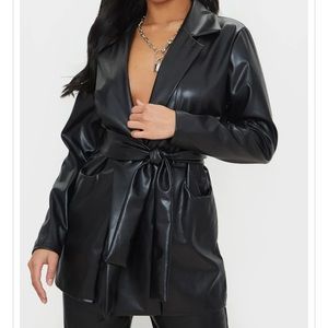 BLACK OVERSIZED BLAZER